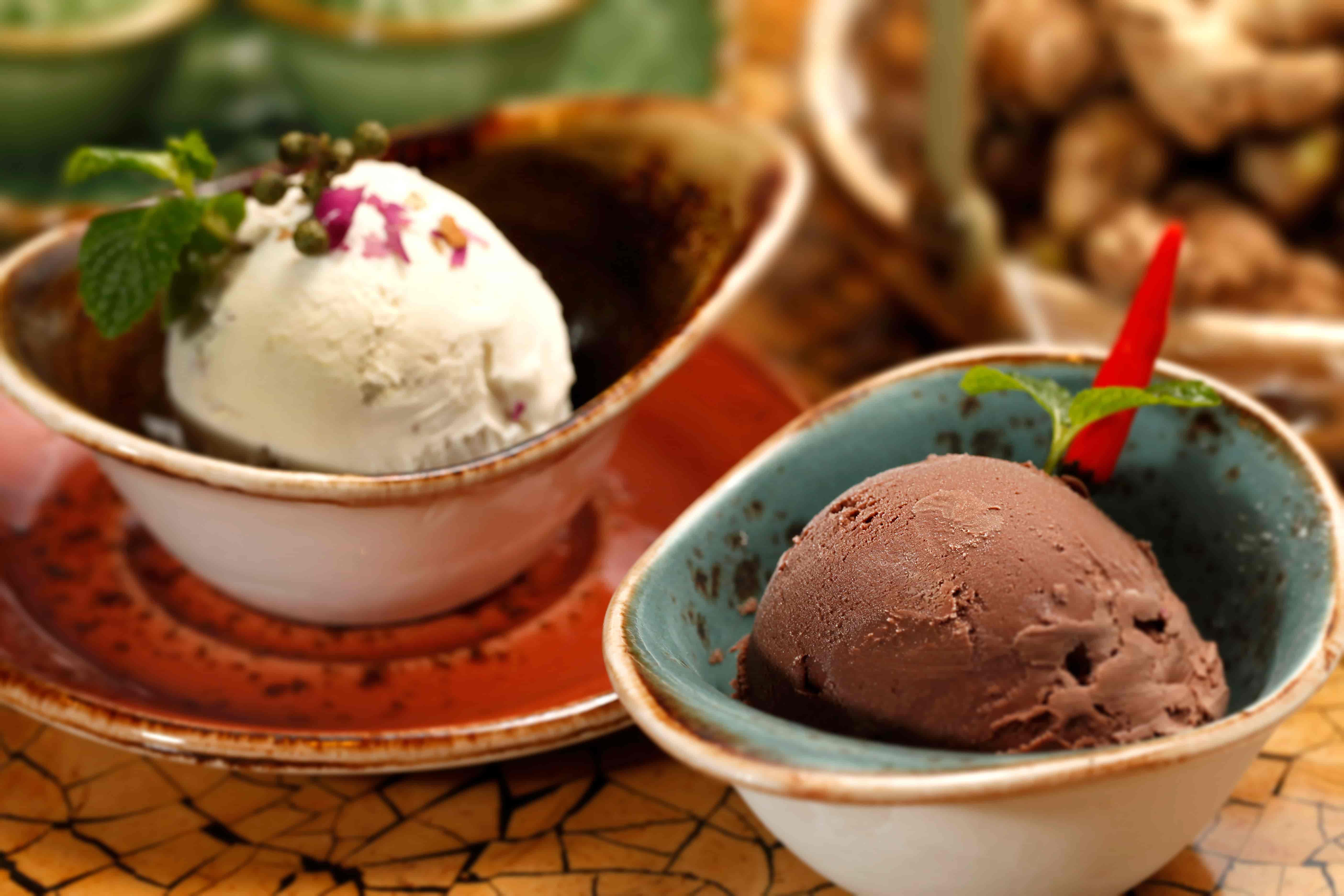Buntes Gelato in der Waffel