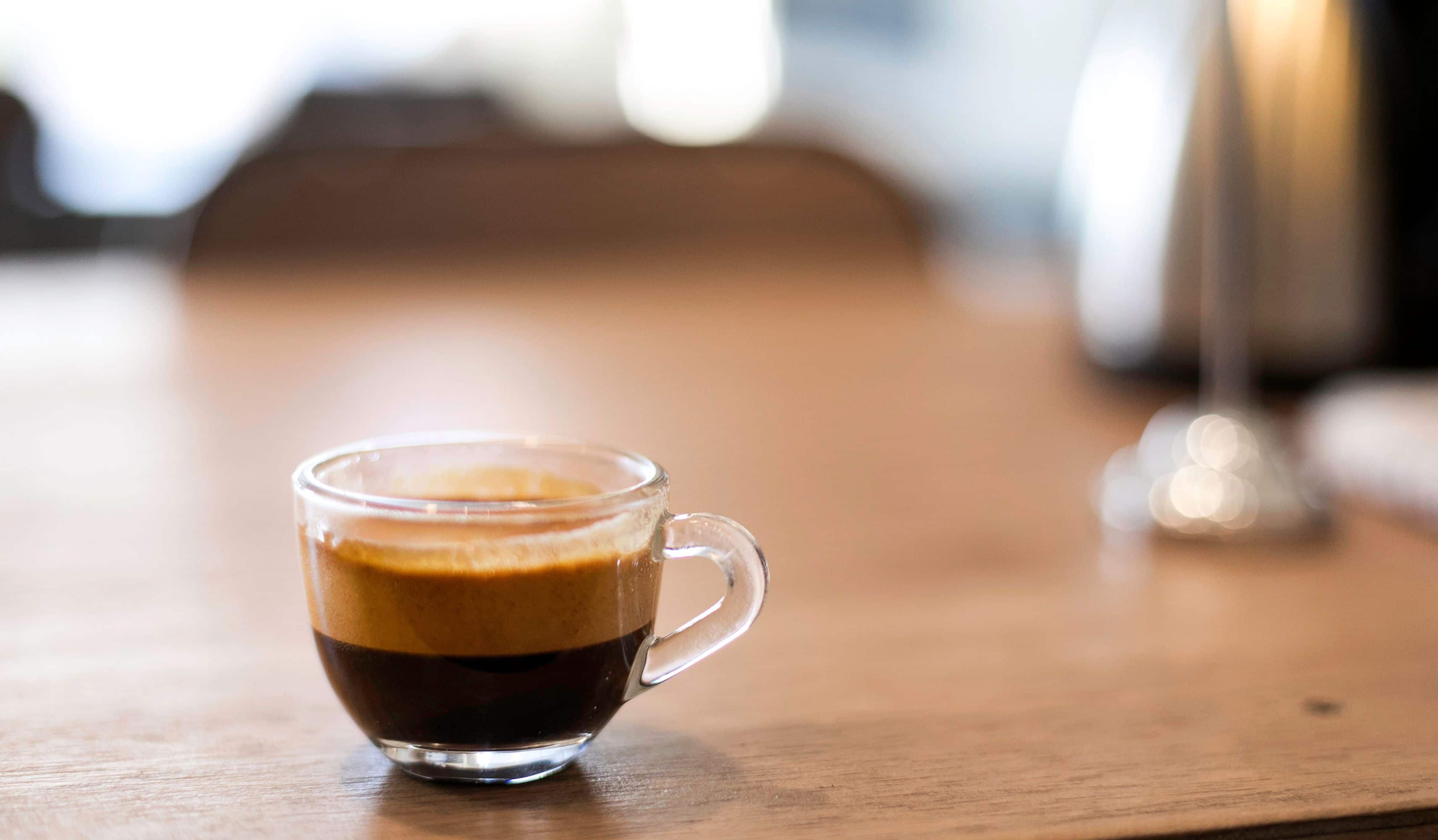 Italienischer Espresso neben einer Eiswaffel
